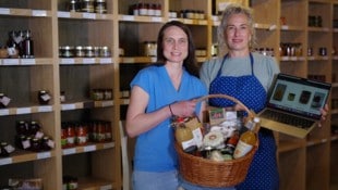 Cornelia Frittum (li.) und Sigrid Weiss freuen sich auf Gäste im Weinwerk, aber auch über jene, ...