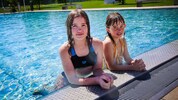 Antonia und Kathi suchten in Mattighofen Abkühlung.