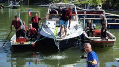 Feuerwehrleute sicherten das leckgeschlagene Motorboot.