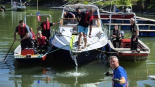 Feuerwehrleute sicherten das leckgeschlagene Motorboot.