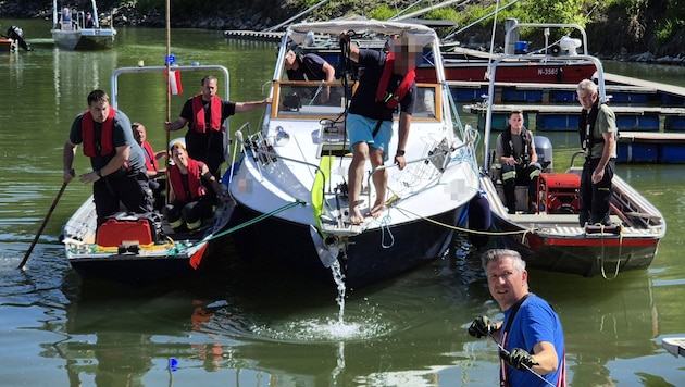 Feuerwehrleute sicherten das leckgeschlagene Motorboot.