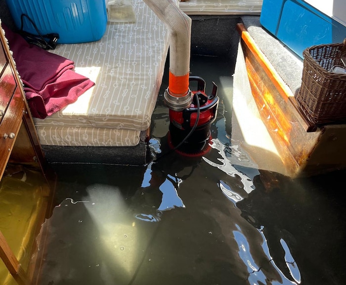 Eingedrungenes Wasser musste aus dem Boot gepumpt werden.