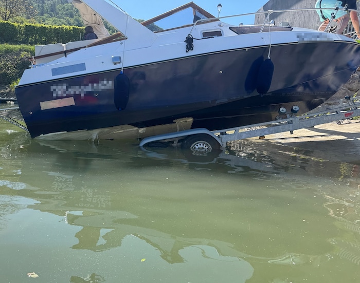 In Rossatzbach wurde das beschädigte Boot ans Ufer gezogen.