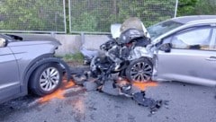 Die zwei Pkw waren am Samstag frontal zusammengestoßen.