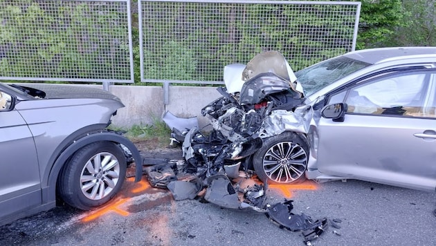 Die zwei Pkw waren am Samstag frontal zusammengestoßen.