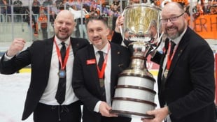 Die 99ers-Trainer mit dem Meisterpokal.