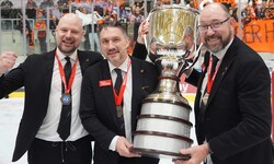 Die 99ers-Trainer mit dem Meisterpokal.