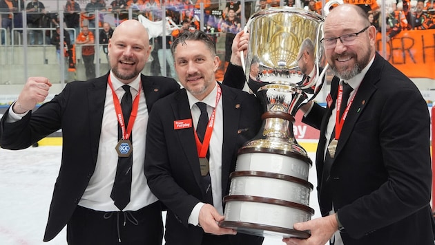 Die 99ers-Trainer mit dem Meisterpokal.