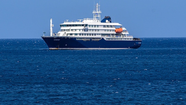 Diese Aufnahme zeigt eine Gesamtansicht des Kreuzfahrtschiffs MV Hondius, das von Ushuaia in ...