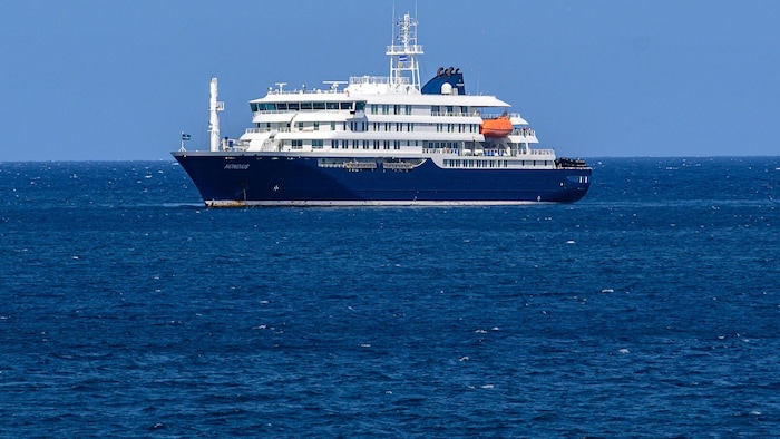 Das Schiff des niederländischen Betreibers Oceanwide Expeditions hat für 170 Passagiere und etwa ...