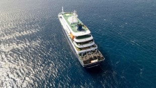 Diese Luftaufnahme zeigt eine Gesamtansicht des Kreuzfahrtschiffs MV Hondius, das aktuell vor ...
