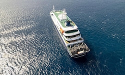 Diese Luftaufnahme zeigt eine Gesamtansicht des Kreuzfahrtschiffs MV Hondius, das aktuell vor ...