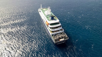 Diese Luftaufnahme zeigt eine Gesamtansicht des Kreuzfahrtschiffs MV Hondius, das aktuell vor ...