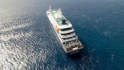 Diese Luftaufnahme zeigt eine Gesamtansicht des Kreuzfahrtschiffs MV Hondius, das aktuell vor ...