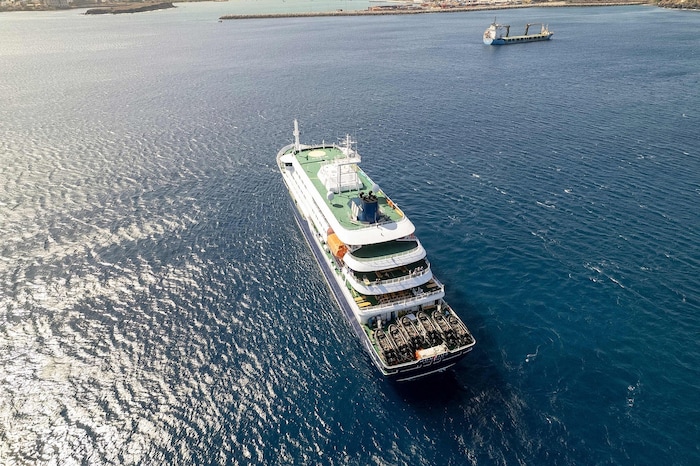 Diese Luftaufnahme zeigt eine Gesamtansicht des Kreuzfahrtschiffs MV Hondius, das aktuell vor ...
