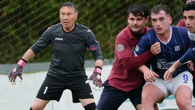 Der 70-jährige Ángel Mateos (li.) spielte für CD Colunga.