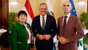 Ein Bild aus harmonischeren Zeiten: Landeshauptmann Mario Kunasek (M.) mit Stellvertreterin ...