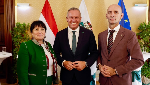 Ein Bild aus harmonischeren Zeiten: Landeshauptmann Mario Kunasek (M.) mit Stellvertreterin ...