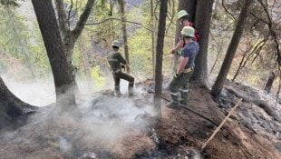 Hartnäckige Glutnester werden im Lesachtal bekämpft. 