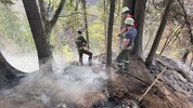 Hartnäckige Glutnester werden im Lesachtal bekämpft. 