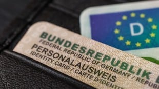 Überraschung beim Online-Shopping: im Paket steckte auch ein fremder Ausweis.