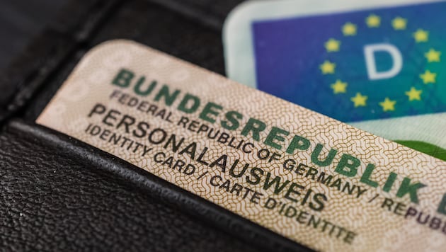 Überraschung beim Online-Shopping: im Paket steckte auch ein fremder Ausweis.