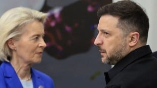 EU-Kommissionschefin Ursula von der Leyen und der ukrainische Staatschef Wolodymyr Selenskyj ...