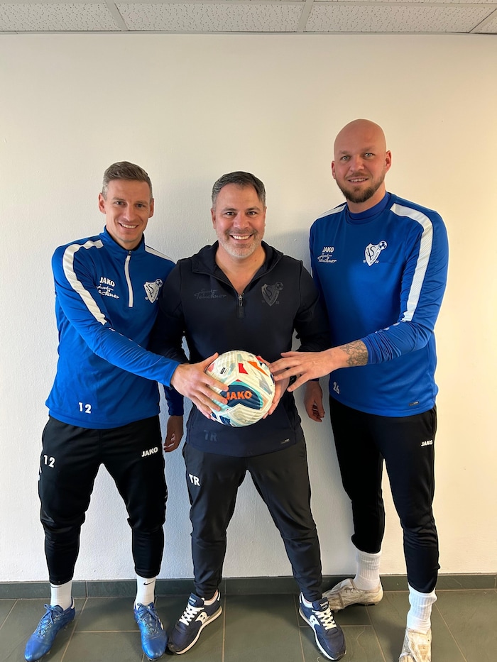 v.l.n.r.: Winter-Neuzugang Kerschbaum, Coach Stössl und Kapitän Holzhauser.