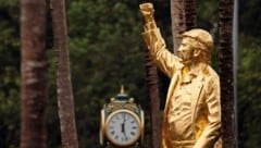 Donald Trump hat in seinem Luxus-Resort Trump National Doral in Miami eine vergoldete Statue von ...