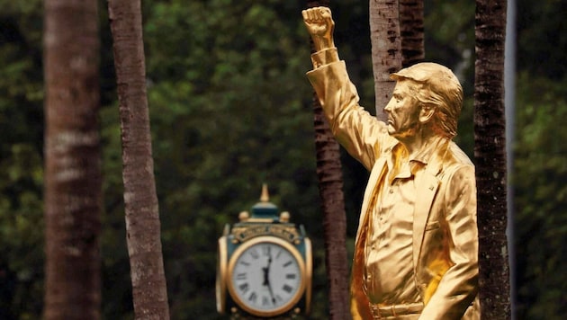 Donald Trump hat in seinem Luxus-Resort Trump National Doral in Miami eine vergoldete Statue von ...
