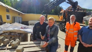 Da legt Stadträtin Sandra Wassermann selbst Hand an. Diese Steine aus der Klagenfurter ...