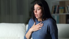 Atemnot und pfeifende Geräusche als Symptome von Asthma.