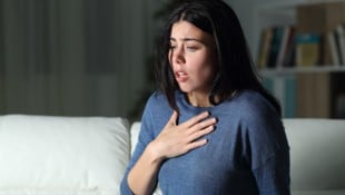 Atemnot und pfeifende Geräusche als Symptome von Asthma.