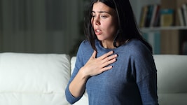 Atemnot und pfeifende Geräusche als Symptome von Asthma.
