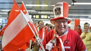 Wahre Fans zahlen nicht nur bereitwillig die Tickets, sondern nehmen auch die Unkosten für ...