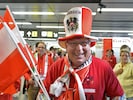 Wahre Fans zahlen nicht nur bereitwillig die Tickets, sondern nehmen auch die Unkosten für ...
