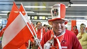 Wahre Fans zahlen nicht nur bereitwillig die Tickets, sondern nehmen auch die Unkosten für ...