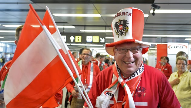 Wahre Fans zahlen nicht nur bereitwillig die Tickets, sondern nehmen auch die Unkosten für ...