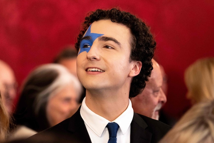 Cosmó, hier noch mit dem „alten“ Stern, wünscht er dennoch viel Erfolg beim ESC.