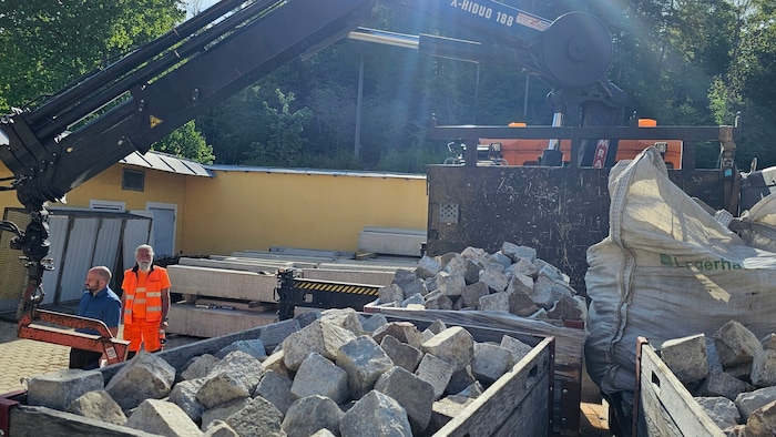 Viele Lastwagen mit Steinen werden von Klagenfurt nach Rottenstein gebracht.
