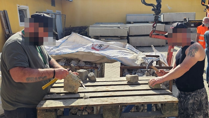Stück für Stück werden die Steine von Häftlingen gereinigt.