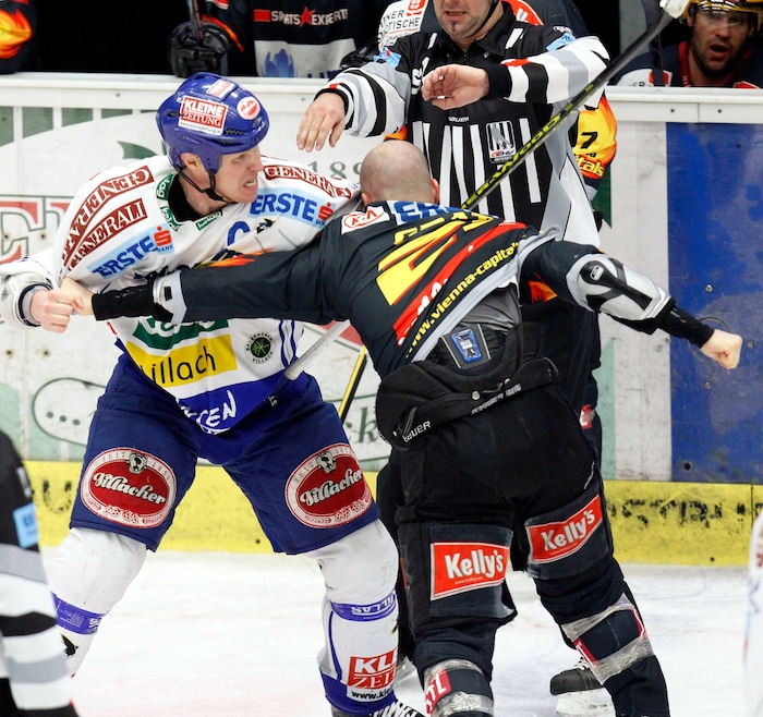 Stewart (li.) als Villach-Spieler im Fight mit Caps-Legende Benoit Gratton.