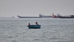 Die iranische Führung beharrt weiter darauf, die Straße von Hormuz (Bild) kontrollieren zu ...