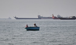 Der Iran meldet einen Raketenangriff auf ein Schiff der US-Marine in der Straße von Hormuz.