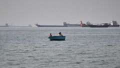 Der Iran meldet einen Raketenangriff auf ein Schiff der US-Marine in der Straße von Hormuz.