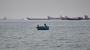 Der Iran meldet einen Raketenangriff auf ein Schiff der US-Marine in der Straße von Hormuz.