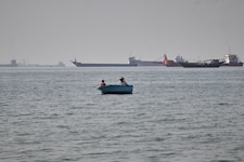 Der Iran meldet einen Raketenangriff auf ein Schiff der US-Marine in der Straße von Hormuz.