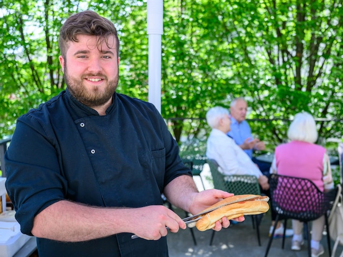 Koch Simon Luckeneder kreierte am Florianitag Bosna mit Wildbratwürsten.