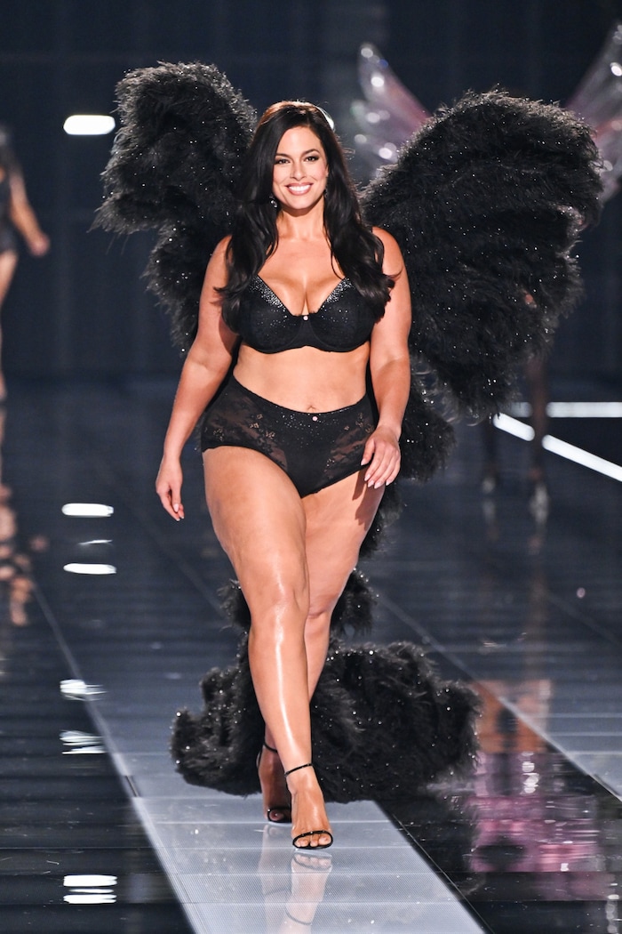 Bei der Fashion Show von Victoria‘s Secret im letzten Herbst präsentierte Ashley Graham stolz ...