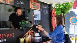Verkauft wurden die Speisen direkt aus den Food-Trucks, Ständen oder Anhängern der Aussteller ...